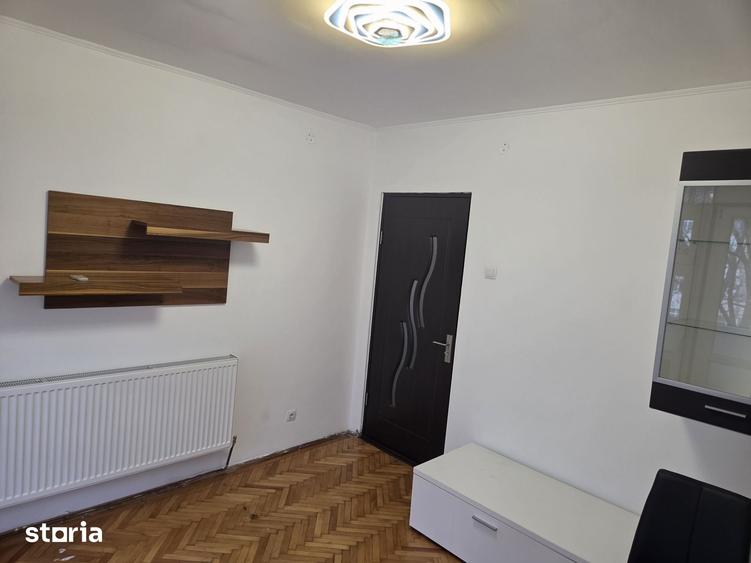 Apartament cu 3 camere decomandat în Rovine