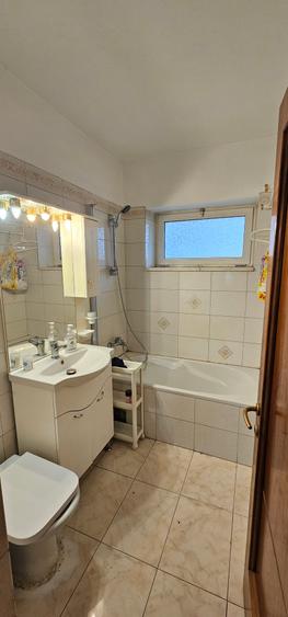 Apartament cu 3 camere semidecomandat, mobilat în Capitale