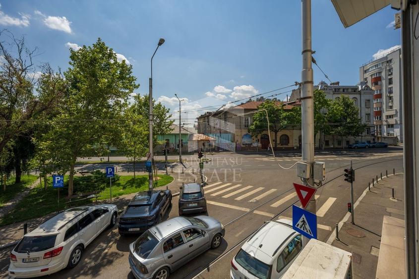 Apartament cu 4 camere decomandat, mobilat în Cișmigiu