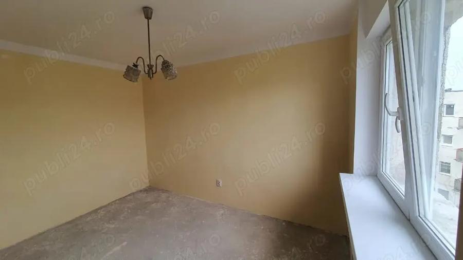 Apartament cu 3 camere semidecomandat în Carei