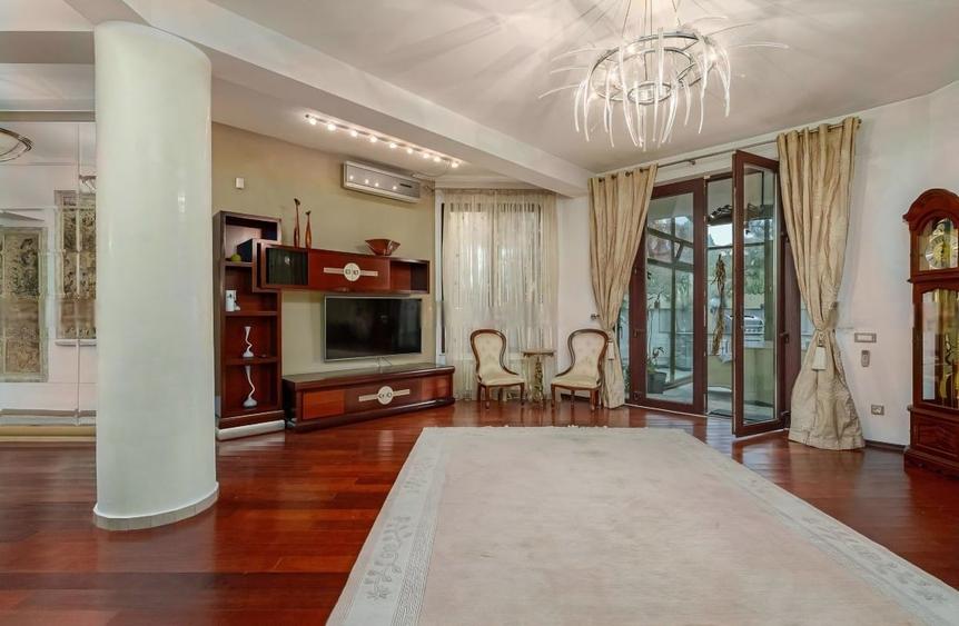 Casă individuală cu 5 camere cu Teren 670 Mp în Central