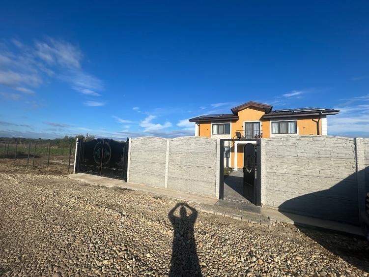 Casă cu 6 camere cu Teren 500 Mp în Săbăreni