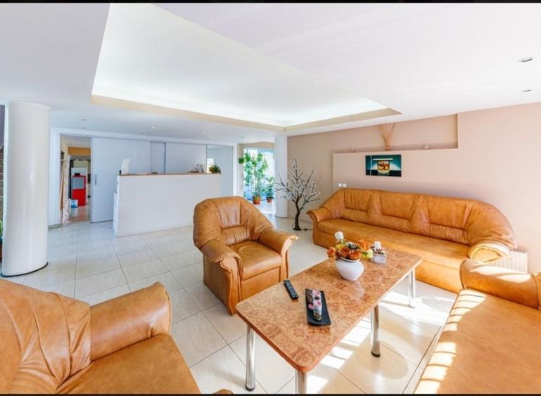 Casă individuală cu 7 camere cu Teren 1000 Mp în Girocului