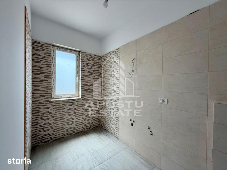 Apartament cu 3 camere în Plopi