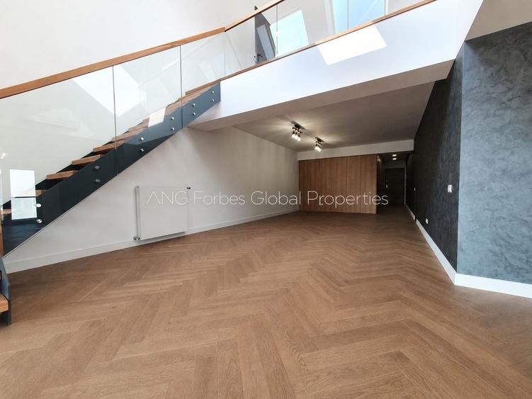 Penthouse cu 5 camere decomandat în Băneasa