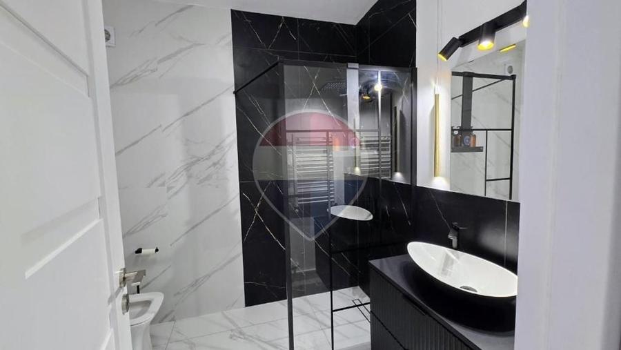 Apartament cu 3 camere semidecomandat, mobilat în Podu Roș