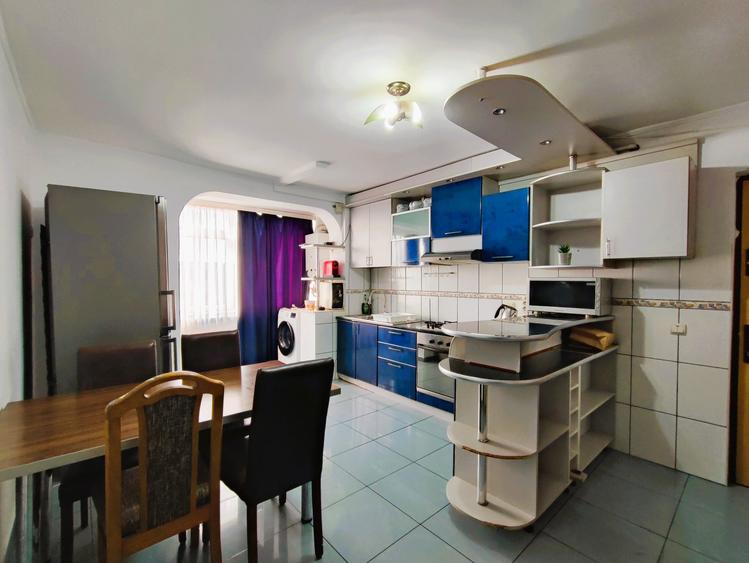 Apartament cu 3 camere semidecomandat, mobilat în Central