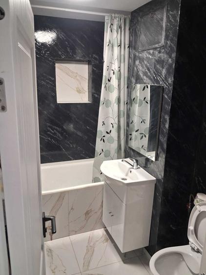 Apartament cu 3 camere semidecomandat în Craiovița Nouă