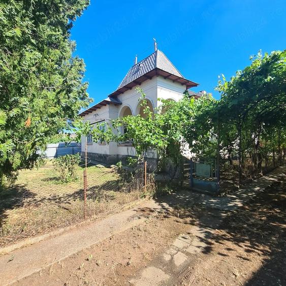 Casă cu 7 camere cu Teren 2424 Mp în Coteana