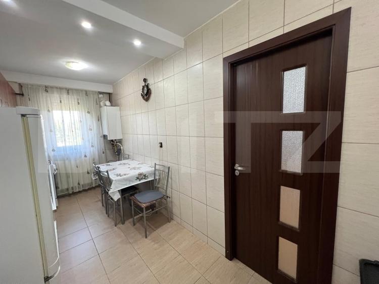 Apartament cu 3 camere semidecomandat, mobilat în Craiovița Nouă