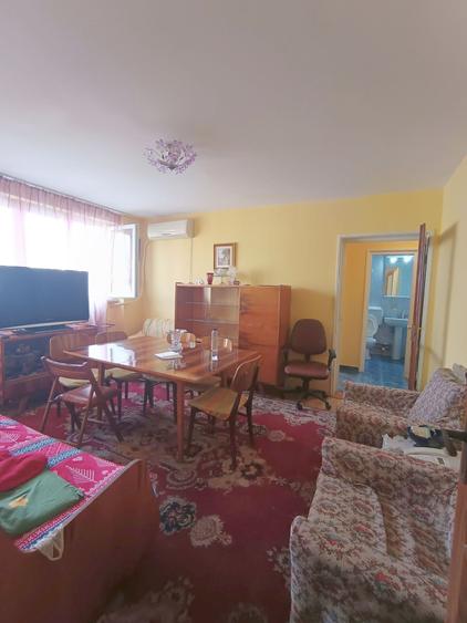 Apartament cu 3 camere semidecomandat în Vatra Luminoasă