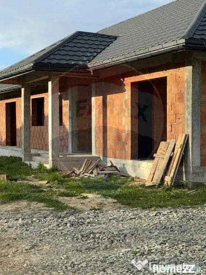 Casă cu 4 camere cu Teren 717 Mp în Satu Nou de Sus
