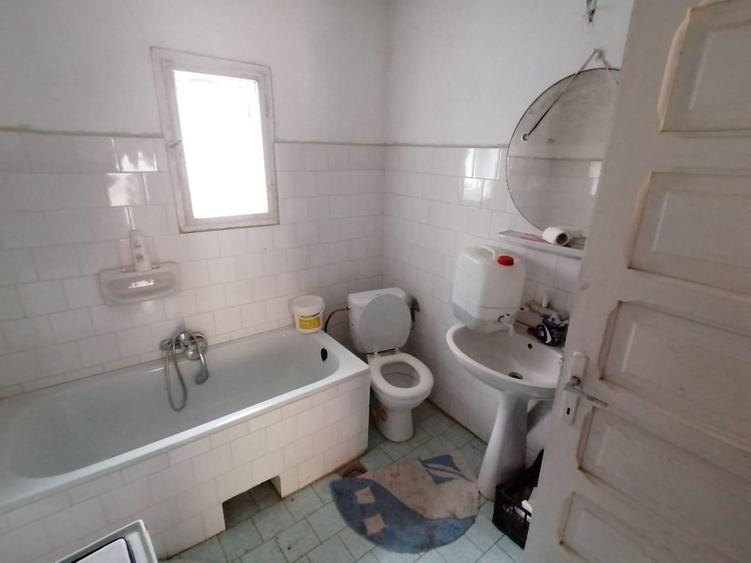 Casă cu 4 camere în Chisindia