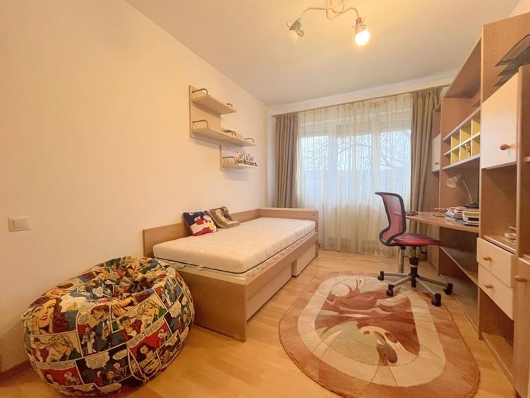 Apartament cu 4 camere decomandat, mobilat în Central
