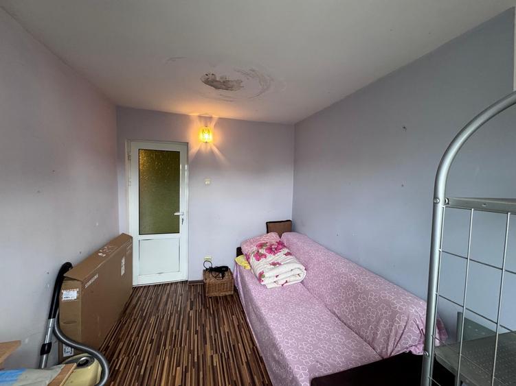 Apartament cu 4 camere semidecomandat, mobilat în Baza 3