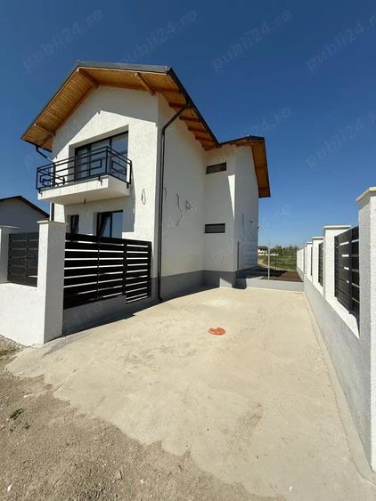 Casă cu 5 camere cu Teren 490 Mp în Păulești