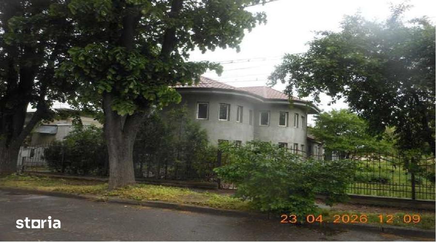 Casă cu 5 camere cu Teren 1344 Mp în Central
