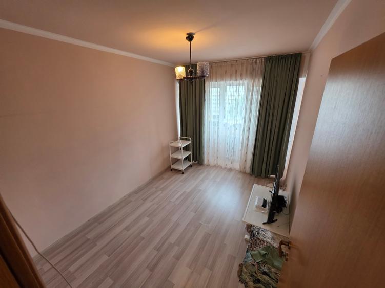 Apartament cu 3 camere decomandat în Doamna Ghica