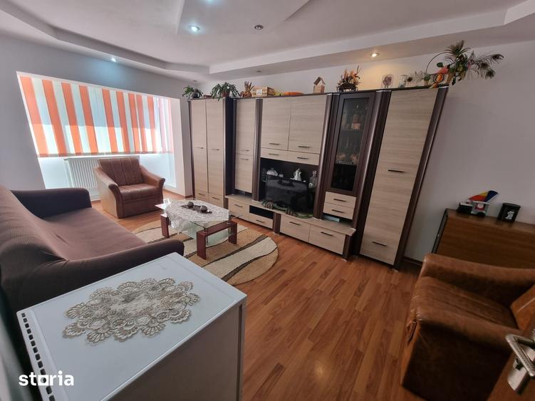 Apartament cu 3 camere decomandat în Onești