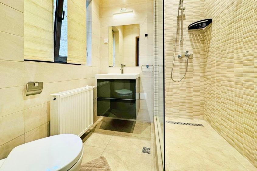 Apartament cu 3 camere semidecomandat în P-ța Dorobanți