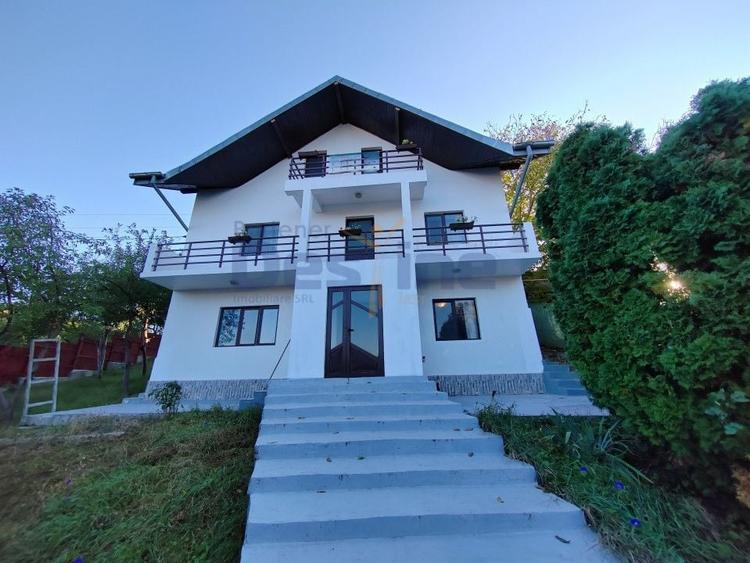 Casă individuală cu 4 camere cu Canalizare în Bucium