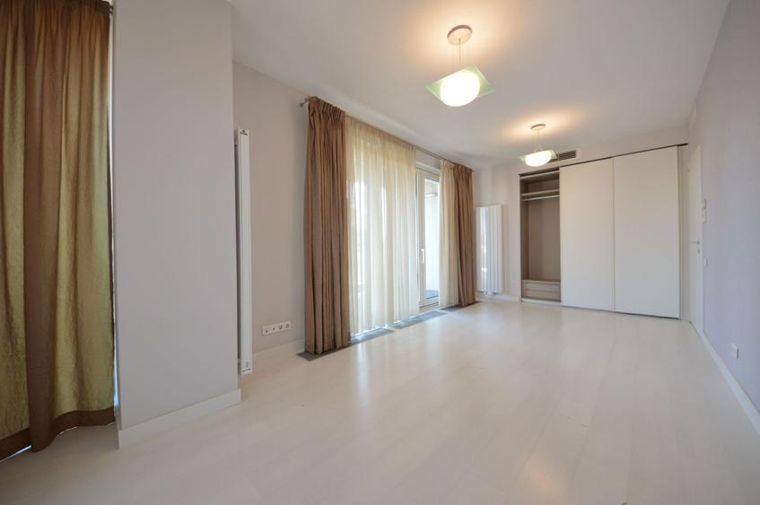 Apartament cu 4 camere decomandat, mobilat în Capitale