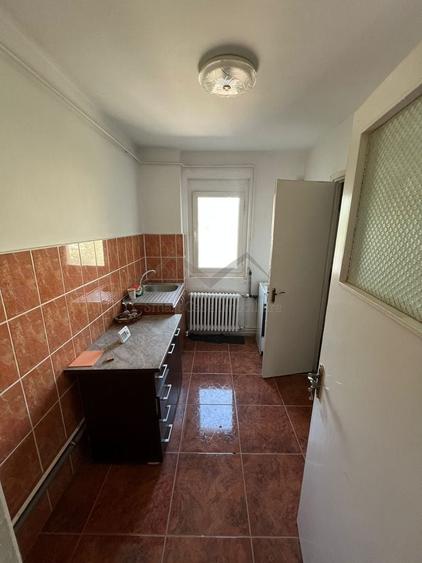 Apartament cu 2 camere semidecomandat în Podu Roș