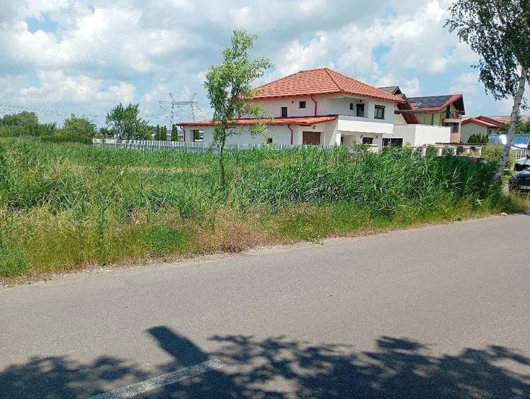 Teren de 1700 mp, în Stupini