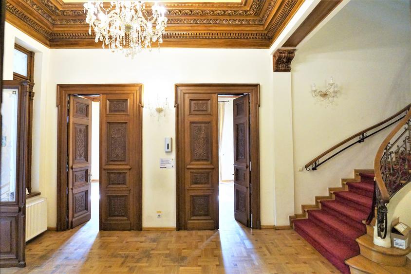 Birou, de 677 mp, în P-ța Romană