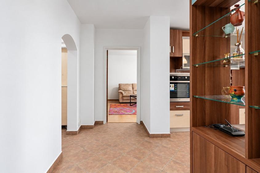 Apartament cu 3 camere decomandat, mobilat în Vitan Mall