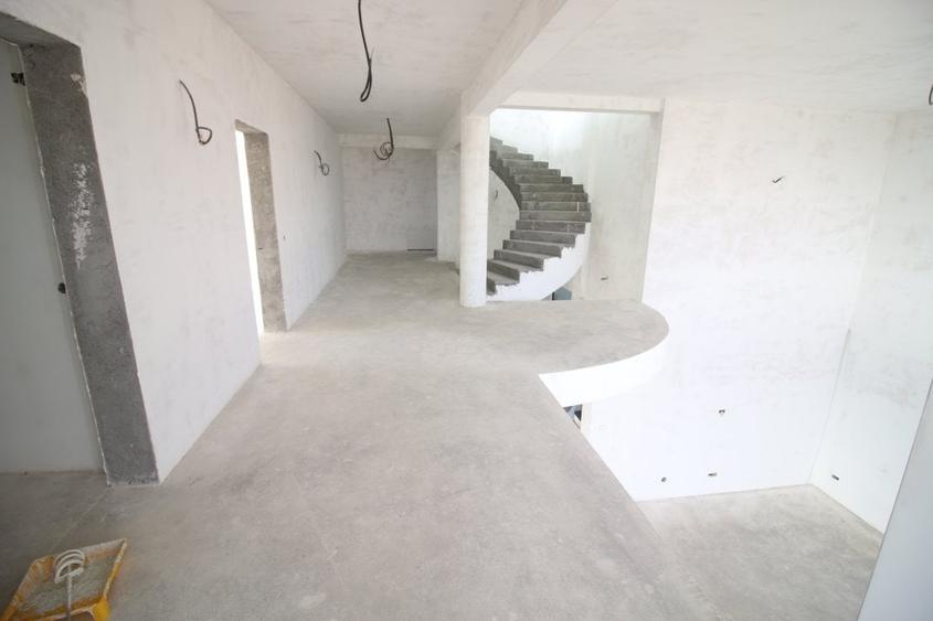 Casă cu 8 camere cu Teren 2500 Mp în Nord