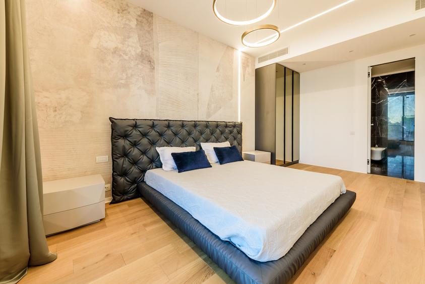 Penthouse cu 4 camere semidecomandat, mobilat în Central