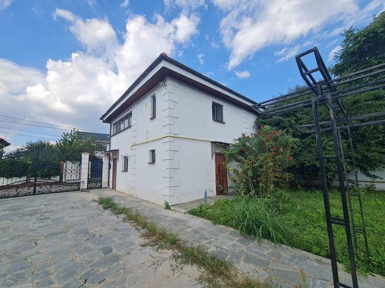 Casă individuală cu 5 camere cu Canalizare în Nord