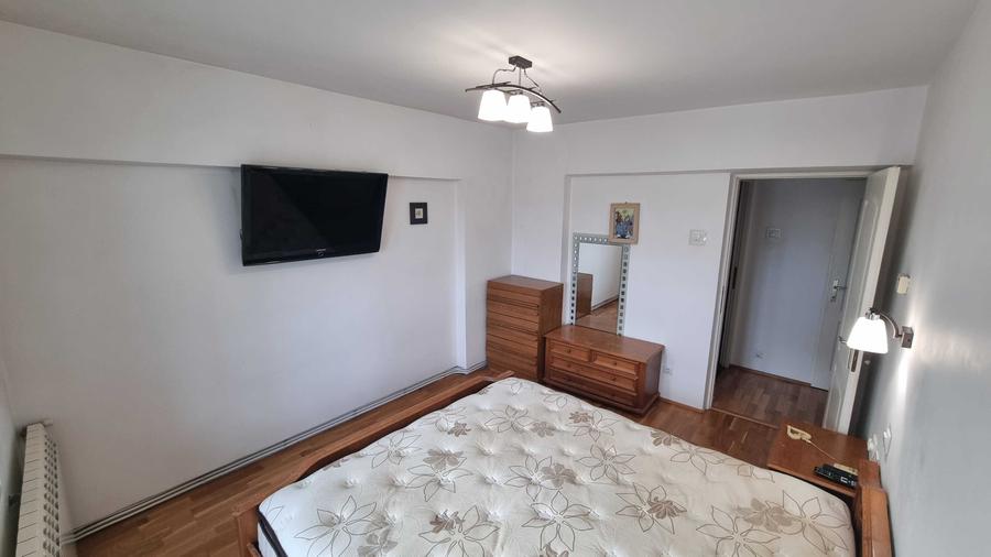 Apartament cu 3 camere decomandat în Nicolina