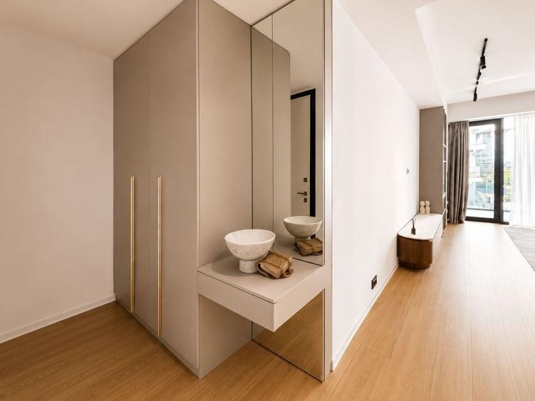 Apartament cu 3 camere semidecomandat în Floreasca