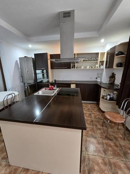 Casă individuală cu 4 camere decomandat cu Garaj în Central