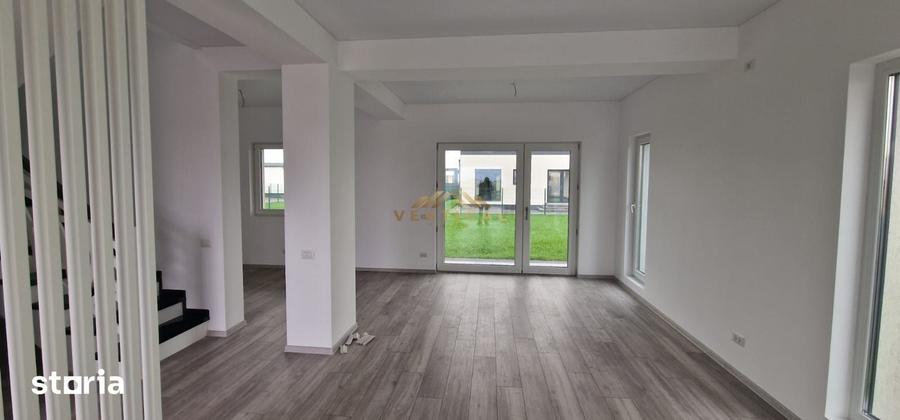 Casă cu 4 camere cu Teren 453 Mp în Vărăști