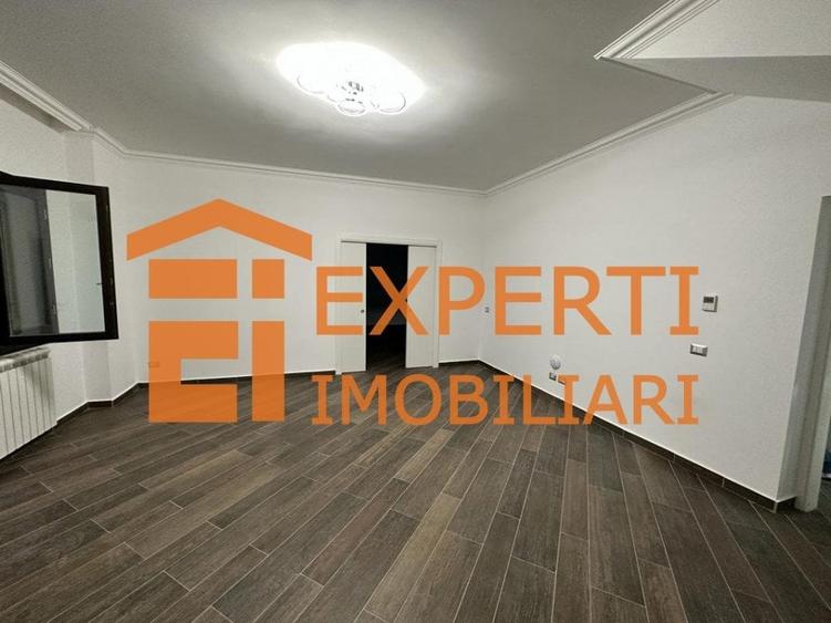 Casă individuală cu 7 camere cu Teren 400 Mp în Faleza Nord