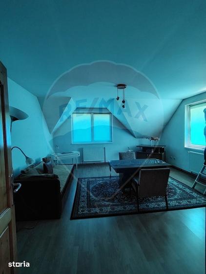 Casă cu 8 camere cu Teren 800 Mp în Central