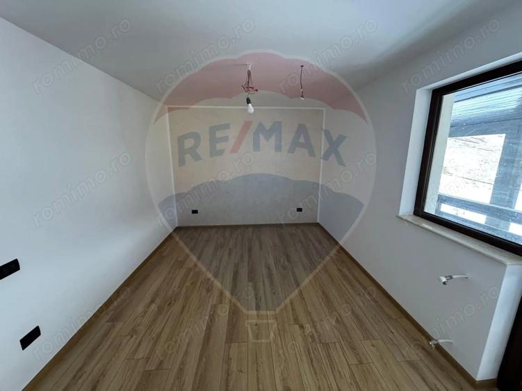Casă cu Teren 1550 Mp în Dărmănești