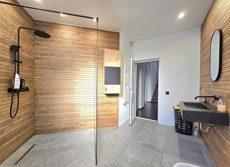 Casă individuală cu 6 camere cu Piscina în Sânmartin