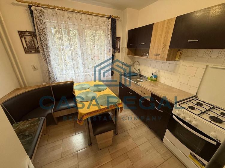 Apartament cu 3 camere semidecomandat, mobilat în Rogerius