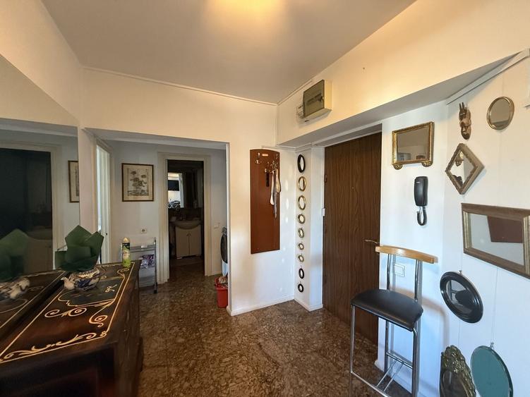 Apartament cu 3 camere decomandat în P-ța Dorobanți