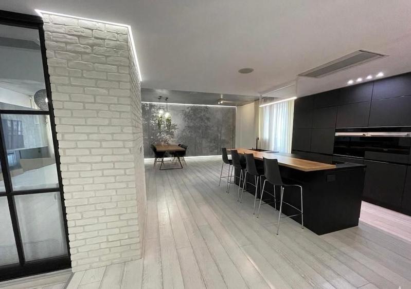 Penthouse cu 5 camere semidecomandat, mobilat în Șoseaua Nordului