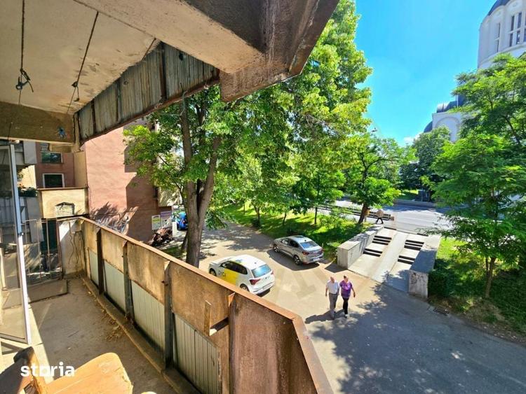 Apartament cu 4 camere decomandat în Micro 16
