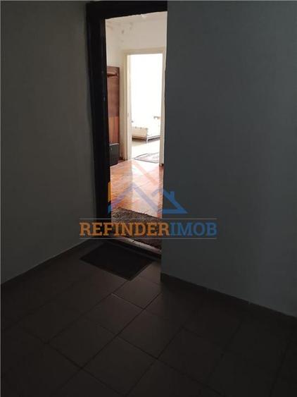 Apartament cu 4 camere semidecomandat în Rahova