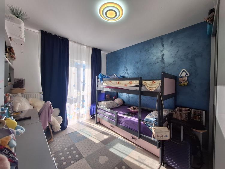 Apartament cu 3 camere semidecomandat, mobilat în Florești