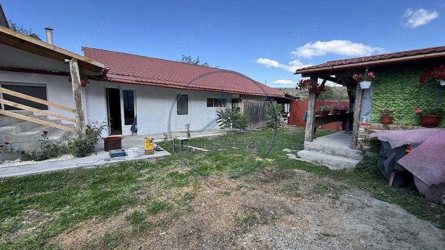 Casă cu 3 camere cu Teren 2678 Mp în Central