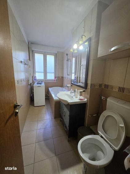 Apartament cu 3 camere decomandat în Cornișa