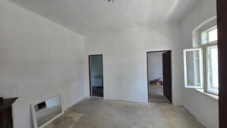 Casă cu 3 camere cu Canalizare în Central